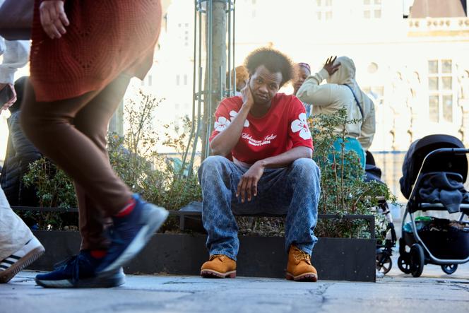 Younoussa vit désormais dans un foyer de l’aide sociale à l’enfance mais il revient régulièrement sur le parvis de l’Hôtel de ville, son « refuge ». Comme ici, le 27 avril 2025.