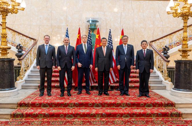 De gauche à droite : le responsable des questions commerciales à la Maison Blanche, Jamieson Greer, le secrétaire au commerce  américain, Howard Lutnick, celui au Trésor, Scott Bessent, le vice-premier ministre chinois, He Lifeng, le ministre au commerce, Wang Wentao et le négociateur Li Chenggang.