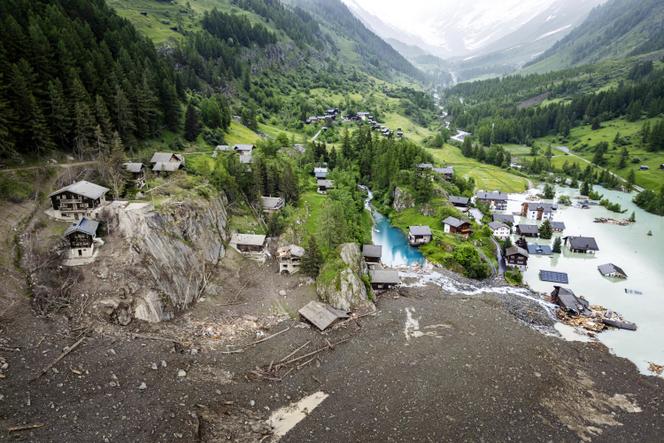Maisons dévastées après  l’effondrement du glacier du Bouleau, qui a balayé le fond de la vallée et démoli le village de Blatten, en Suisse, le vendredi 6 juin 2025.