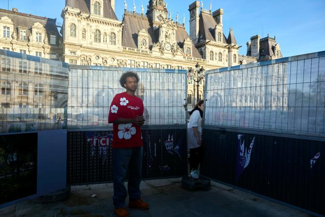 Younoussa, devant l’Hôtel de ville de Paris, le 27 avril 2025. C’est ici qu’il a rencontré des « compagnons de galère » qui l’ont aidé à garder le moral.