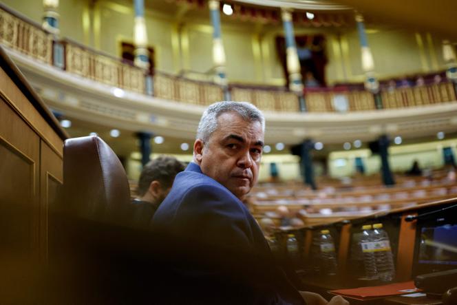 Le secrétaire à l’organisation du Parti socialiste ouvrier espagnol, Santos Cerdan, assiste à une session plénière à la Chambre basse espagnole, le Congrès des députés, à Madrid, le 21 novembre 2024.