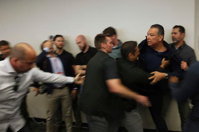 Alex Padilla (à droite), sénateur démocrate de Californie, exclu d’une conférence de presse de Kristi Noem, à Los Angeles, le 12 juin 2025.