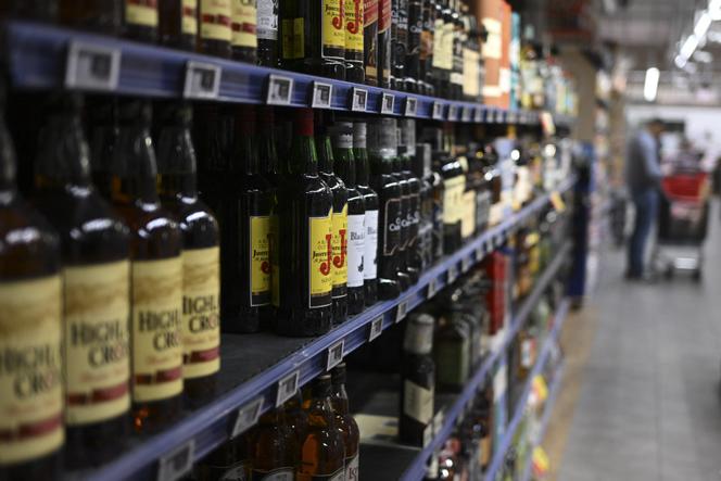 Au rayon spiritueux d’un supermarché à Septèmes-les-Vallons, près de Marseille, le 3 novembre 2022.