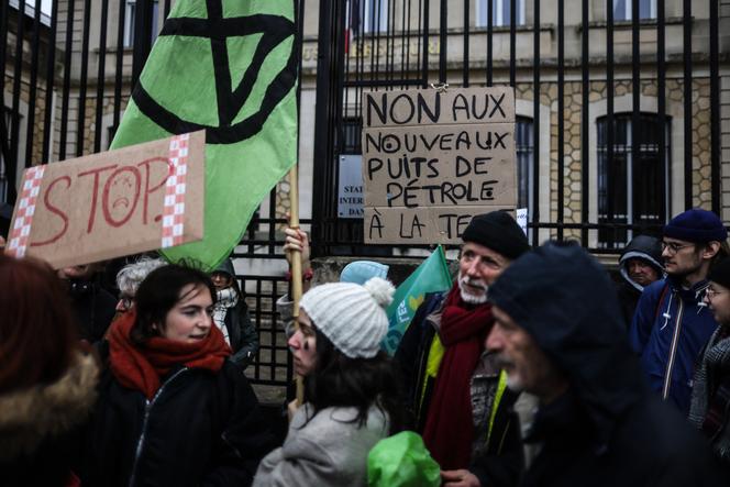 Lors d’un rassemblement de protestation contre la construction de nouveaux puits de pétrole, devant la sous-préfecture d’Arcachon, en Gironde, le 9 décembre 2023.