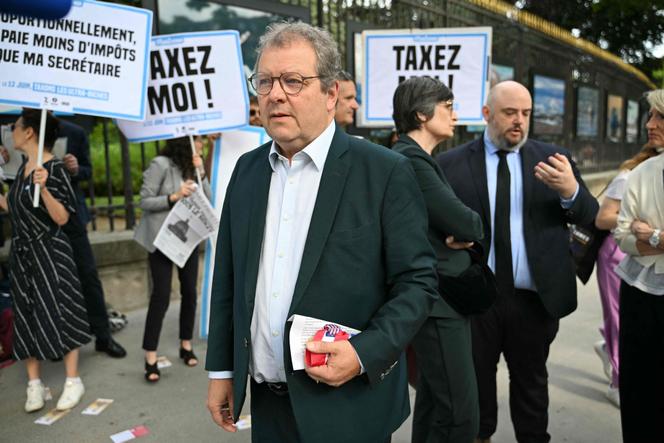 Le sénateur écologiste du Val-de-Marne Pascal Savoldelli participe à une manifestation devant le Sénat, avant le vote de la « taxe Zucman », à Paris, le 12 juin 2025.