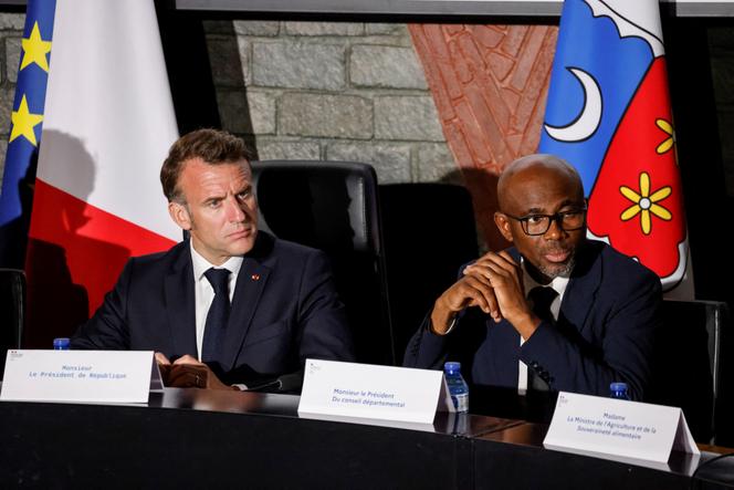 Emmanuel Macron et le président du conseil départemental de Mayotte, Ben Issa Ousseni, lors d’une réunion au sujet du projet de loi pour la reconstruction de Mayotte, à Mamoudzou, à Mayotte, le 21 avril 2025.