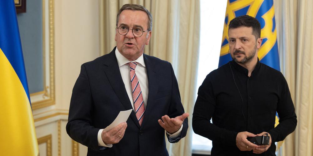 Le ministre de la défense allemand, Boris Pistorius (à gauche), et le président ukrainien, Volodymyr Zelensky, à Kiev, le 12 juin 2025. - THOMAS PETER/REUTERS
