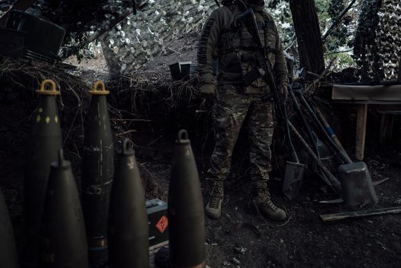 Des obus, sur une position d’artillerie de la 12e brigade Azov, sur la ligne de front, à Kostiantynivka, le 13 juin 2025.