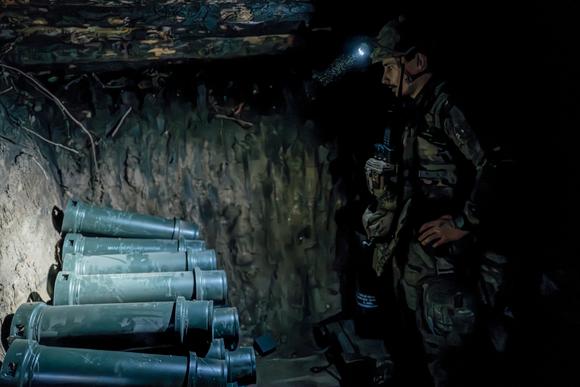 Les soldats ukrainiens enterrent leurs munitions afin que les drones russes ne les détruisent pas. A Kostiantynivka, le 13 juin 2025.