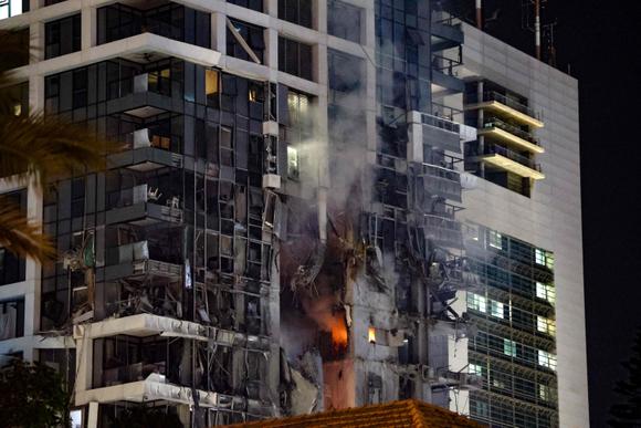 Un immeuble touché par un missile tiré depuis l’Iran, dans le centre de Tel-Aviv, le 13 juin 2025.