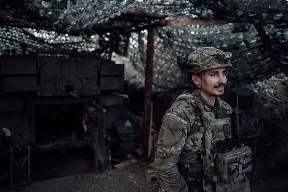 « Plastyr » (qui signifie « pansement »), ancien étudiant en droit de 24 ans, est commandant d’une unité d’artillerie sur le front de Kostiantynivka, en Ukraine, le 13 juin 2025.