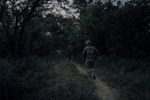 Des soldats ukrainiens arrivent sur une position d’artillerie, à l’aube, sur la ligne de front à Kostiantynivka, en Ukraine, le 13 juin 2025.