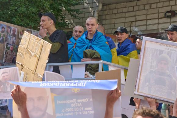 Prisioneros de guerra ucranianos después de su liberación en un intercambio de prisioneros en Chernihiv, Ucrania, el 12 de junio de 2025.