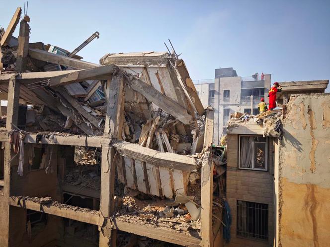 Un bâtiment visé par les frappes israéliennes, à Téhéran, le 13 juin 2025.