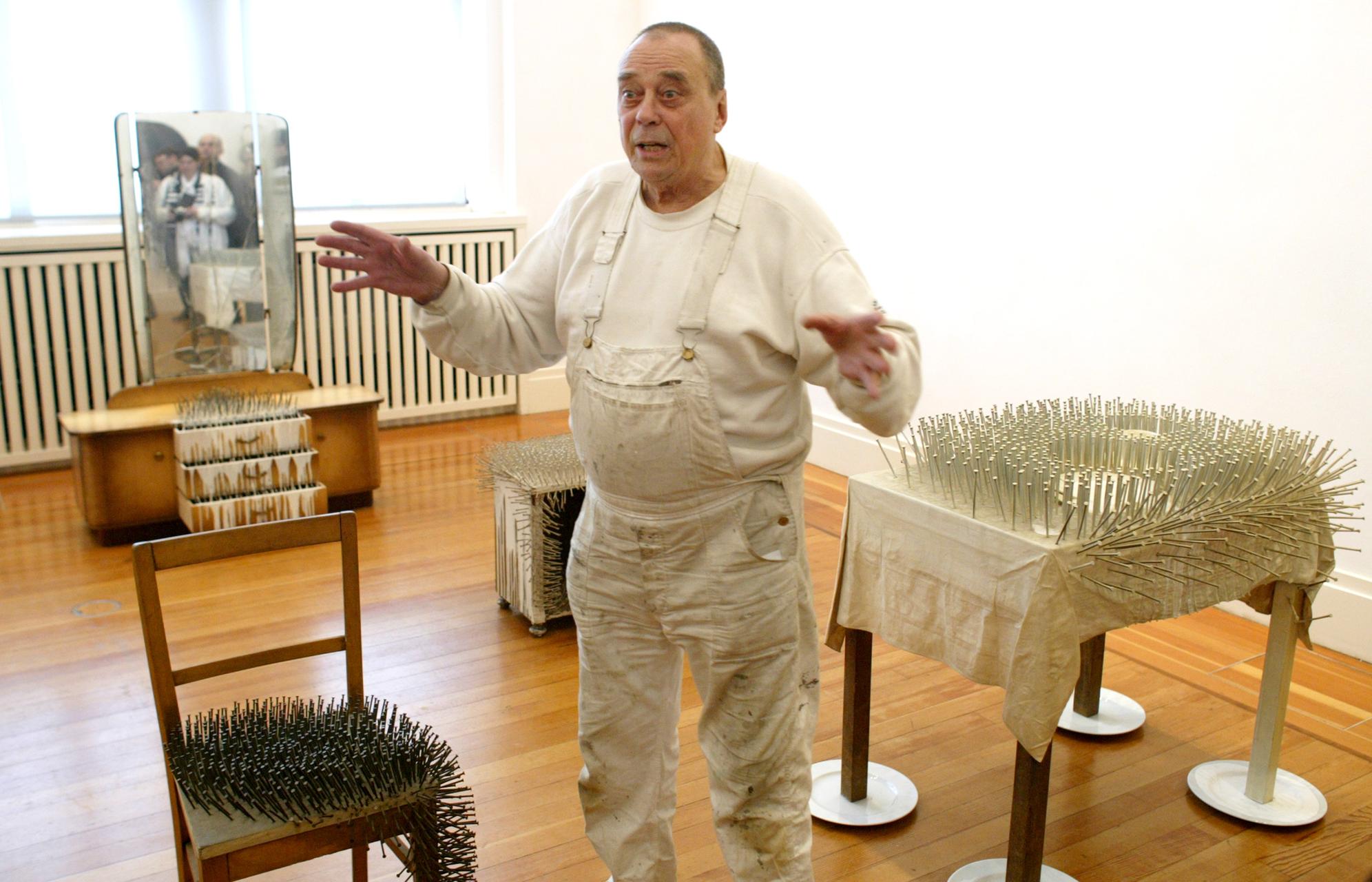 Günther Uecker, artiste allemand qui avait le clou pour marque de ...