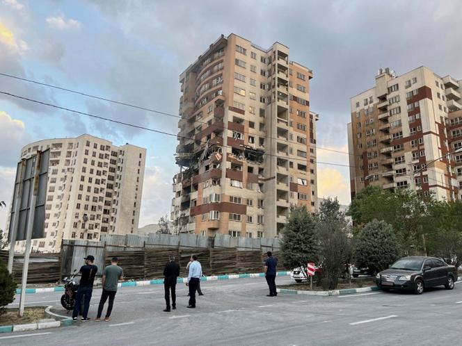 Un immeuble de Téhéran endommagé après des bombardements israéliens, le 13 juin 2025.