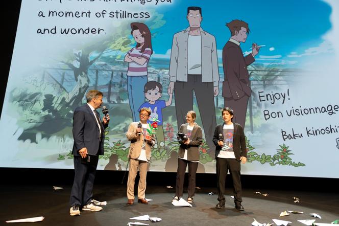 Baku Kinoshita (à droite) lors de la projection de son film « Housenka », au Festival du film d’animation d’Annecy, le 12 juin 2025.