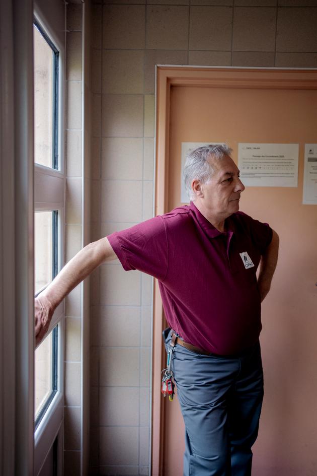 Bruno, gardien, dans le quartier Kennedy, à Crépy-en-Valois (Oise), le 20 mai 2025.