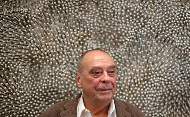 Günther Uecker, devant l’une de ses œuvres, à Düsseldorf (Allemagne), le 5 février 2015.