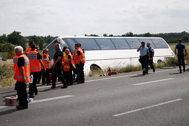 Sur les lieux d’un accident mortel impliquant un autocar sur l’A81, au niveau de Degré, dans la Sarthe, le 13 juin 2025.