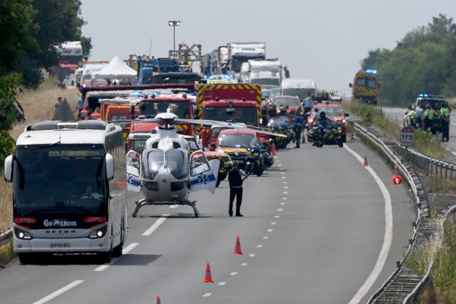 No local de um acidente fatal envolvendo um treinador, na rodovia A81, em grau, em Sarthe, 13 de junho de 2025.