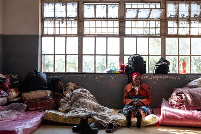 Des personnes mises à l’abri à cause des inondations en Afrique du Sud, dans une école près de Mthatha, dans la province du Cap-Oriental, le 13 juin 2025.