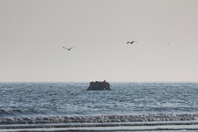 Une embarcation de migrants cherchant à rejoindre le Royaume-Uni, près de la plage de Gravelines, dans le Nord, le 13 juin 2025.