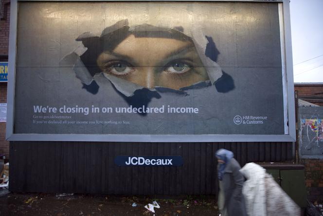 « Nous nous rapprochons des revenus non déclarés. Si vous avez déclaré tous vos revenus, vous n’avez rien à craindre » . Affiche du HM Revenue and Customs sur la fraude fiscale et les prestations sociales destinée à effrayer le public et à le pousser à déclarer tous ses revenus, à Birmingham, le 27 janvier 2010.