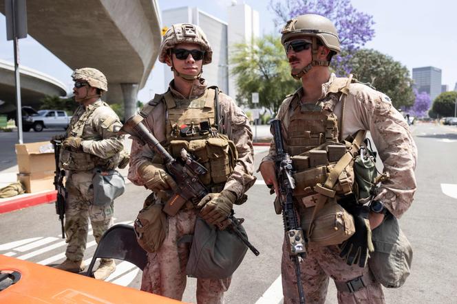 Des membres de la Garde nationale de Californie et des Marines américains gardent l’entrée du Wilshire Federal Building, en prévision de la manifestation nationale « No Kings Day » de samedi, à Los Angeles, le 13 juin 2025.