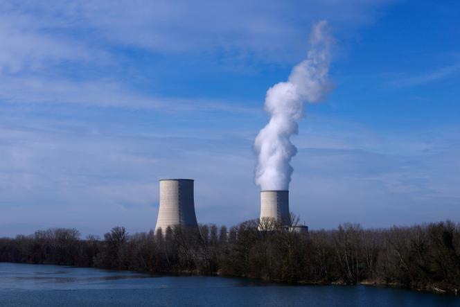 Vue des tours de refroidissement de la centrale nucléaire d’Electricité de France à Golfech,  au bord de la Garonne, le 16 février 2025.