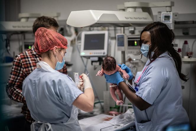 Des infirmières s’occupent d’un nouveau-né à la maternité des Diaconesses, à Paris, le 17 novembre 2020.