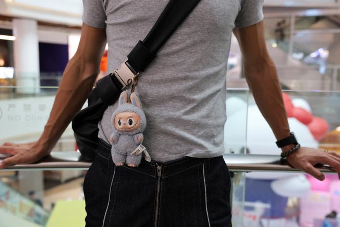 Un Labubu accroché à un sac, à Shanghaï, le 13 juin 2025.