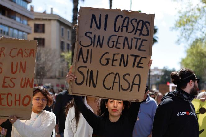 « Ni maisons sans habitants, ni habitants sans maisons », peut-on lire sur une banderole, lors d’une marche contre les prix de l’immobilier et l’impact du tourisme sur les habitants des îles Baléares, à Palma, sur l’île de Majorque (Espagne), le 5 avril 2 25.