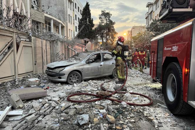 Devant un bâtiment frappé par une frappe israélienne à Téhéran, le 13 juin 2025.