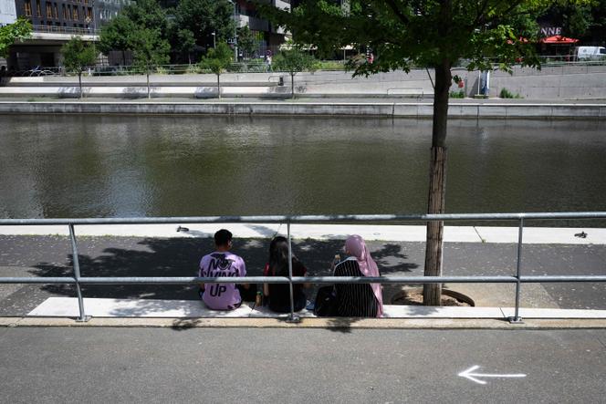 People have lunch in the shade of the trees in the Confluence district. However, in the center of Lyon, while the heat reached 35 degrees on June 13, 2025. Similarly, what alert threshold your department?