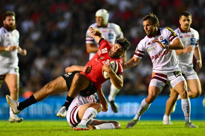 O jogador do Toulon Rugby Club Jérémy Sinzelle contra o Union Bordeaux-Bègles, no Mayol Stadium, em Toulon, no sudeste da França, em 1º de junho de 2025. As duas equipes se encontrarão no sábado, 21 de junho, nas semifinais do top 14.