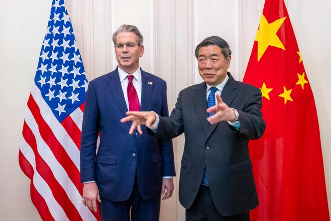 Le vice-premier ministre chinois, He Lifeng, aux côtés du secrétaire américain au Trésor, Scott Bessent, avant une réunion consacrée aux relations commerciales et aux droits de douane, à Genève, le 10 mai 2025.