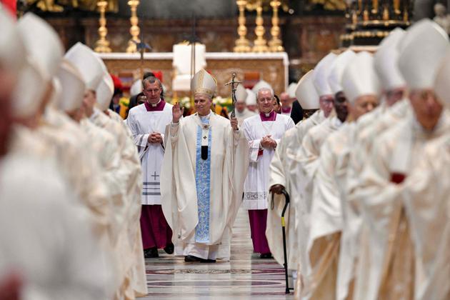 Le pape Léon XIV et des ecclésiastiques dans la basilique Saint-Pierre, au Vatican, le 9 juin 2025.