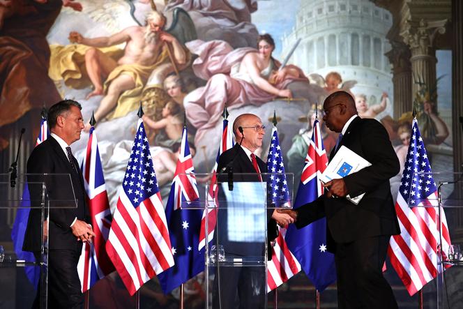 O ministro da Defesa Britânica John Healey (Centro), seu colega australiano, Richard Marles (à esquerda) e American, Lloyd Austin, na reunião dos ministros da Defesa de Aukus em Londres em 26 de setembro de 2024.
