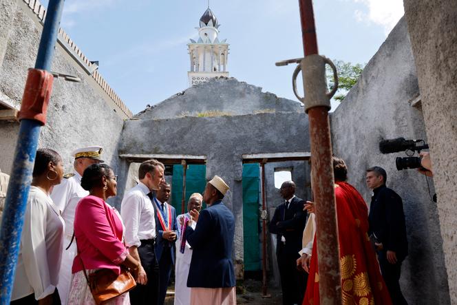 Emmanuel Macron visite une mosquée endommagée à Tsingoni (Mayotte), le 21 avril 2025.