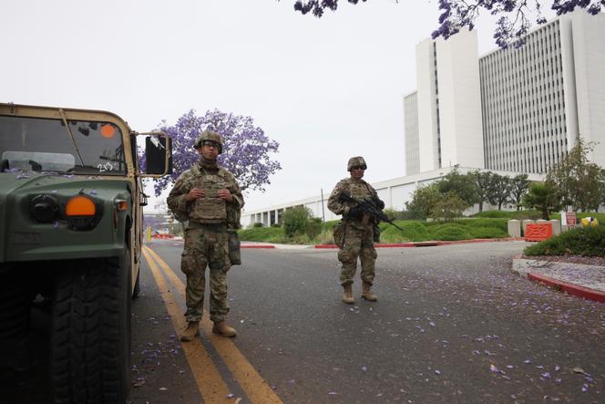 Des marines devant le bâtiment fédéral de Wilshire, à Los Angeles, le 12 juin 2025.
