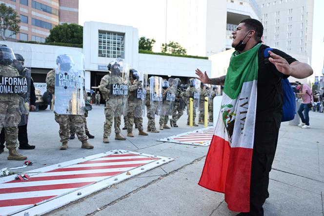 Un manifestant face à des soldats de la garde nationale californienne, à Los Angeles, le 12 juin 2025.