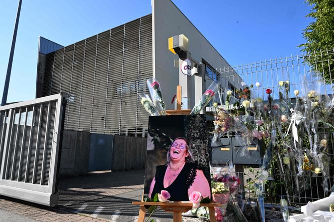 Un hommage à la surveillante assassinée par un élève, devant le collège Françoise-Dolto, à Nogent, le 13 juin 2025.