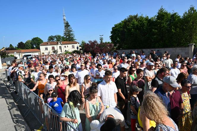 Devant le collège Françoise Dolto, lors d’une marche silencieuse organisée en hommage à la surveillante assassiné par un élève, à Nogent, le 13 juin 2025.
