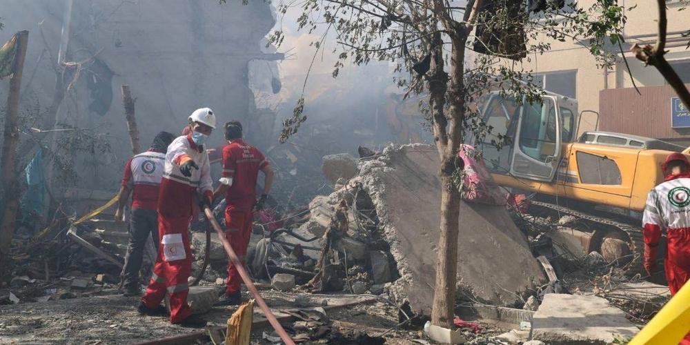 Des secouristes du Croissant-Rouge interviennent sur les lieux d’une frappe israélienne, à Téhéran, le 13 juin 2025. - AP