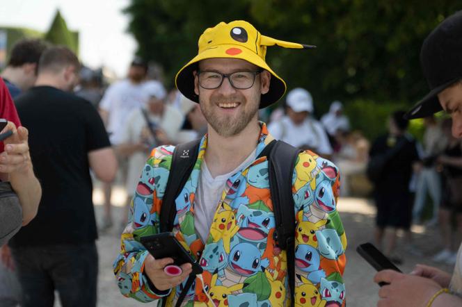 Les amateurs reconnaîtront Pikachu, Carapuce, Bulbizarre et Salamèche sur cette veste de costume portée avec un pantalon assorti. Parc du château de Sceaux (Hauts-de-Seine), le 13 juin 2025.