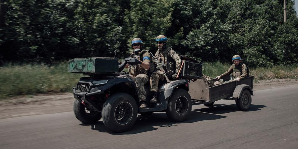 Un groupe de soldats ukrainiens sur la route de Kostiantynivka, en Ukraine, le 9 juin 2025. - ADRIEN VAUTIER/LE PICTORIUM POUR « LE MONDE »
