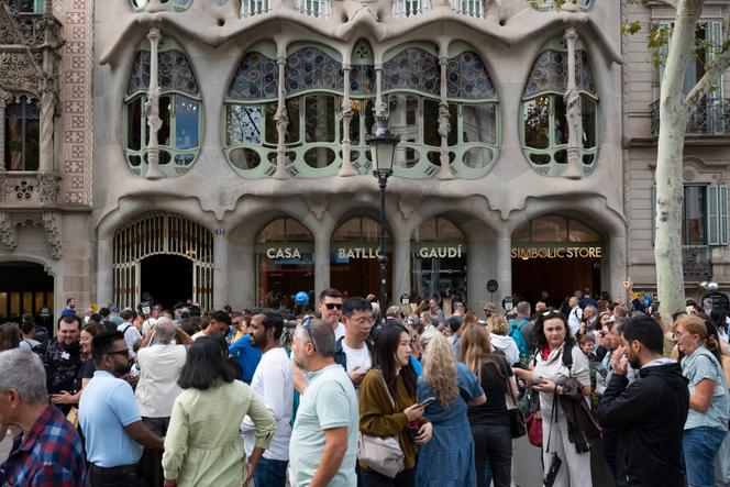 Des touristes se pressent aux abords de la Casa Batllo à Barcelone, le 11 octobre 2024.