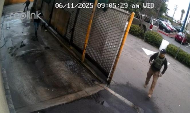 Image de vidéosurveillance montrant deux agents de la police de l’immigration s’apprêtant à arrêter un travailleur sans-papiers (au centre), à Downey (Californie), le 11 juin. 2025.