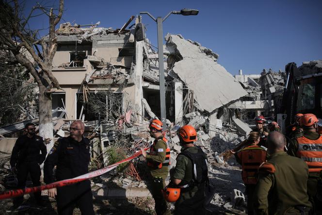 Des maisons détruites par un missile iranien, à Rishon Lezion (Israël), le 14 juin 2025.